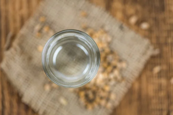 Algum licor de trigo fresco em fundo de madeira (foco seletivo ; — Fotografia de Stock