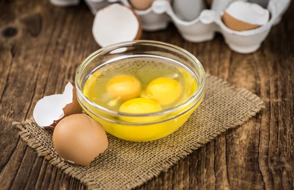 Wooden table with Raw Eggs (detailed close-up shot; selective fo — Stock Photo, Image