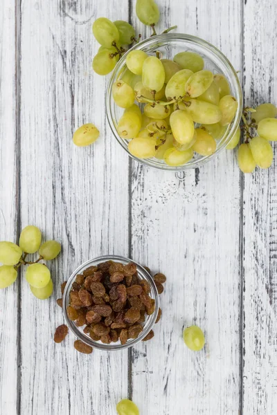 Portie gezonde rozijnen op een oude houten tafel (selectieve foc — Stockfoto