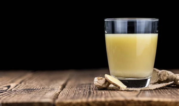 Alter Holztisch mit frischem Ingwersaft (Nahaufnahme; selecti — Stockfoto