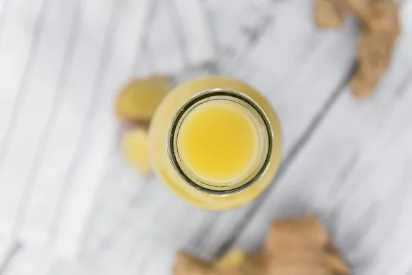 Un po 'di Ginger Drink fresco (focus selettivo; close-up shot ) — Foto Stock