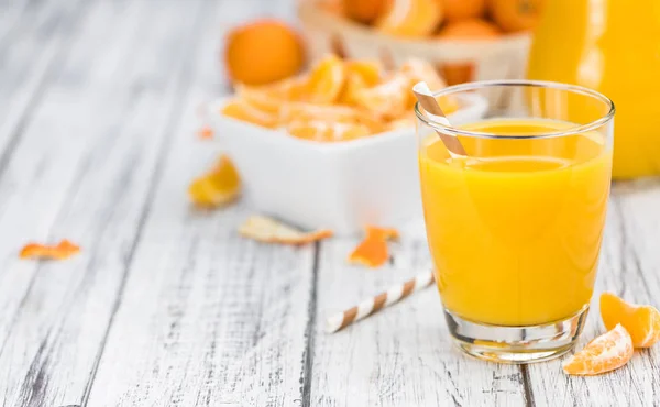 Suco de tangerina caseiro em uma mesa de madeira (foco seletivo ) — Fotografia de Stock