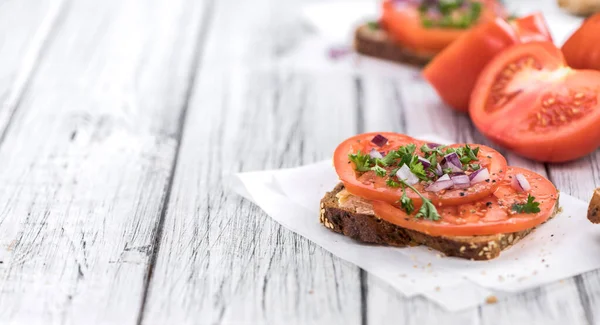 Etwas Tomatensandwich auf einem Holztisch (selektiver Fokus; — Stockfoto