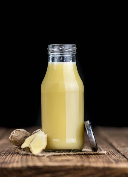 Alter Holztisch mit frischem Ingwersaft (Nahaufnahme; selecti — Stockfoto