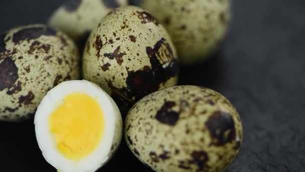 Huevos Codorniz Cocidos Que Giran Una Placa Loopable — Vídeo de stock