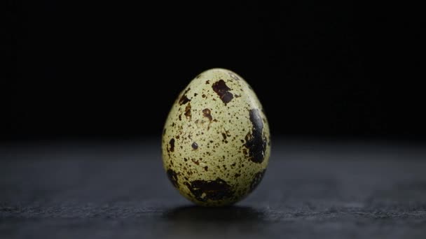 Porción Huevos Codorniz Una Placa Giratoria Sin Costuras — Vídeos de Stock