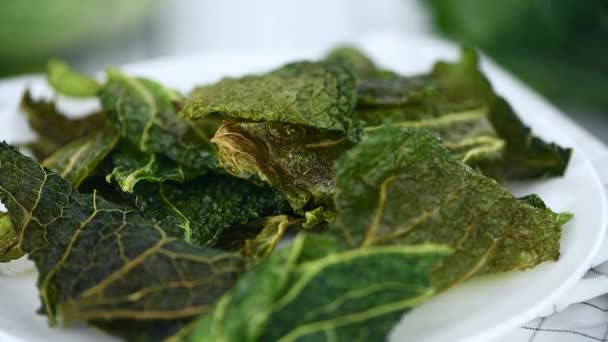 Частина Свіжих Хрустких Чіпсів Savoy Cabbage Безшовна Циклічна — стокове відео