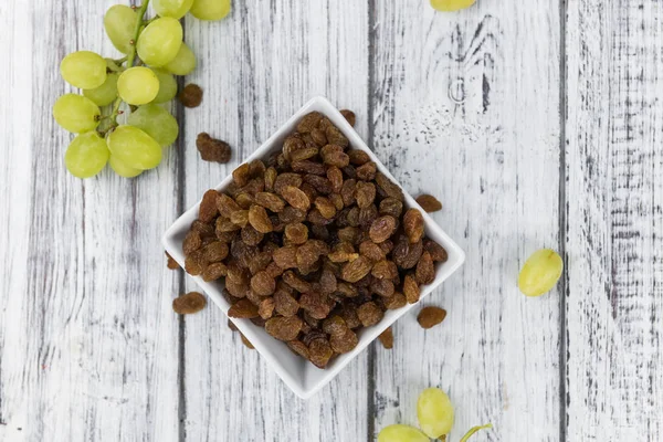 Tavolo Legno Con Raisins Primo Piano Dettagliato Messa Fuoco Selettiva — Foto Stock