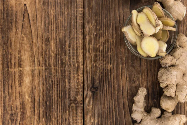 木のテーブルの上の健康的な生生姜の詳細クローズアップショット 選択的フォーカス — ストック写真