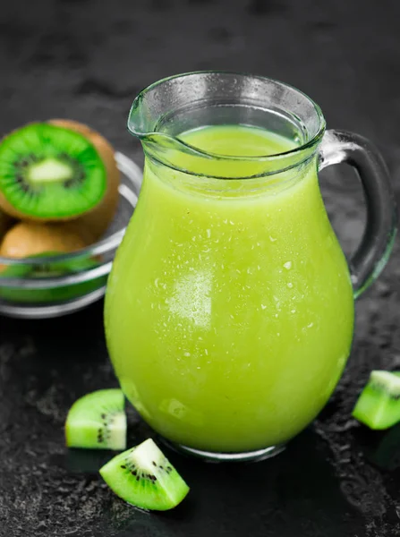 Vers Gemaakt Kiwi Smoothie Selectieve Aandacht Een Vintage Zoek Achtergrond — Stockfoto