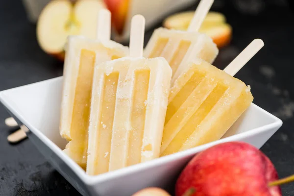 Porción Paletas Manzana Caseras Enfoque Selectivo Primer Plano Sobre Fondo — Foto de Stock