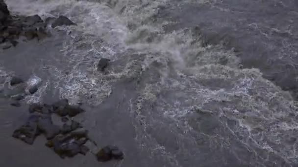 Increíble Cascada Que Fluye Montaña Rocosa — Vídeos de Stock