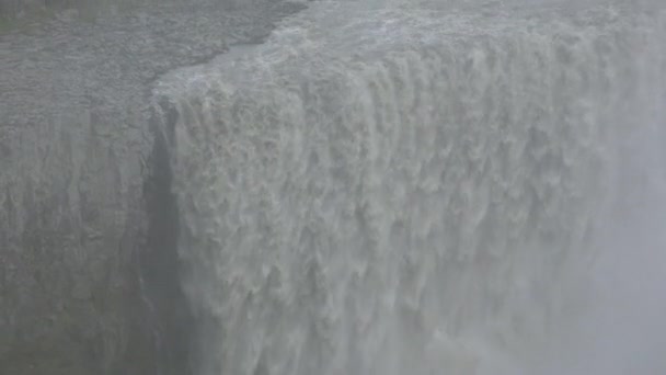 岩の多い山の上を流れる滝 — ストック動画