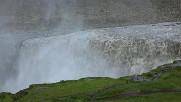 Fantastiskt Strömmande Vattenfall Steniga Berg — Stockvideo