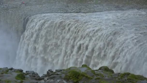 Fantastiskt Strömmande Vattenfall Steniga Berg — Stockvideo