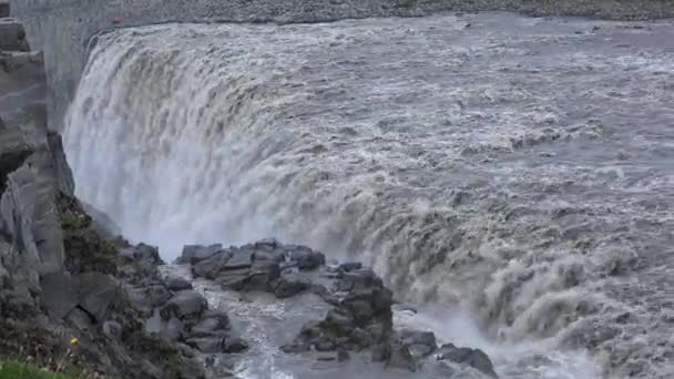 Increíble Cascada Que Fluye Montaña Rocosa — Vídeos de Stock