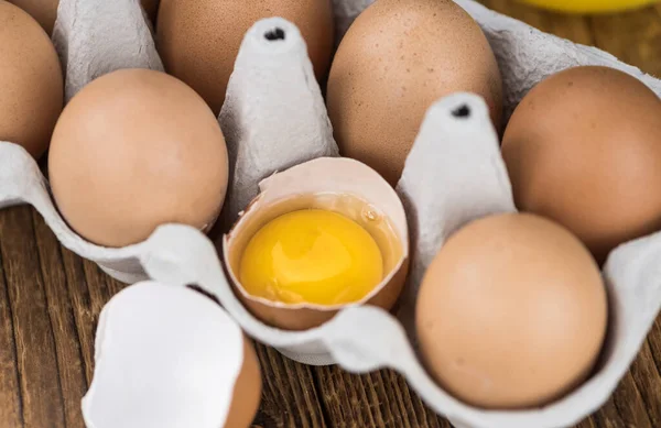 Mesa Madera Vieja Con Huevos Crudos Frescos Primer Plano Enfoque —  Fotos de Stock