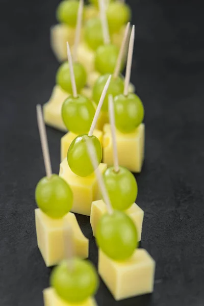 Cheese Blocks Grapes Close Shot Vintage Looking Slate Slab Selective — Stock Photo, Image