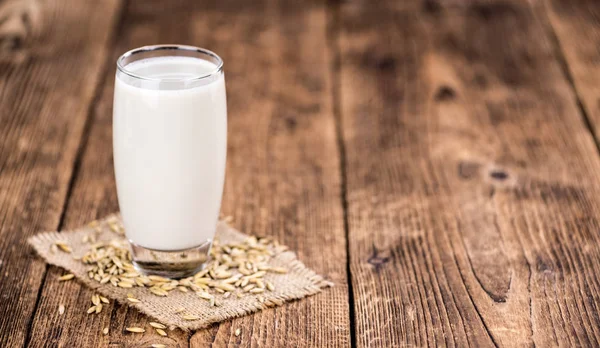 Mesa de madera vieja con leche de avena fresca (primer plano; selectivo f — Foto de Stock