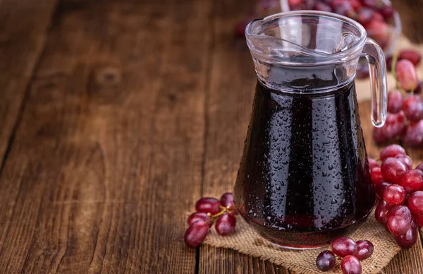 Red Grape Juice (selective focus; detailed close-up shot) — Stock Photo, Image