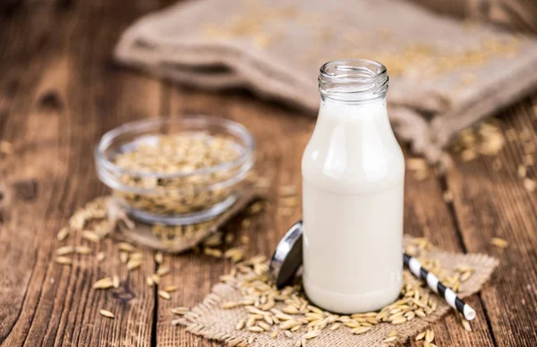 Porce čerstvého ovesného mléka (selektivní zaostření; detailní záběr) — Stock fotografie