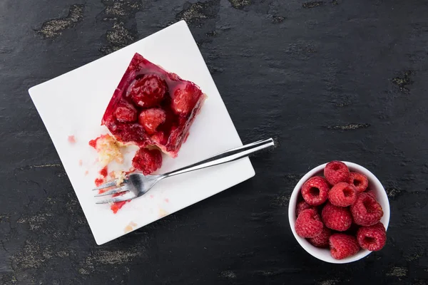 新鮮な自家製ラズベリーケーキ 選択的フォーカス クローズアップショット — ストック写真