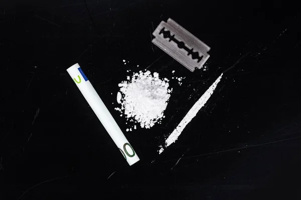 Portie Cocaïne Een Donkere Plaat Als Gedetailleerd Close Shot — Stockfoto