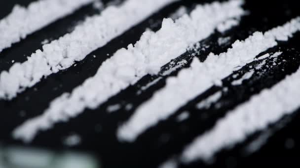 Dunkler Teller Mit Kokain Rotierend Als Nahtlos Lückenloses Filmmaterial — Stockvideo