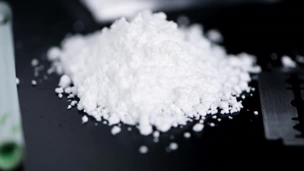 Porción Cocaína Giratoria Una Placa Oscura Bucle Sin Costuras — Vídeo de stock