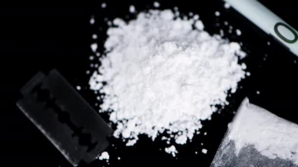 Kokaina Obracającej Się Ciemnej Płycie Jako Płynny Zapętlony Materiał — Wideo stockowe