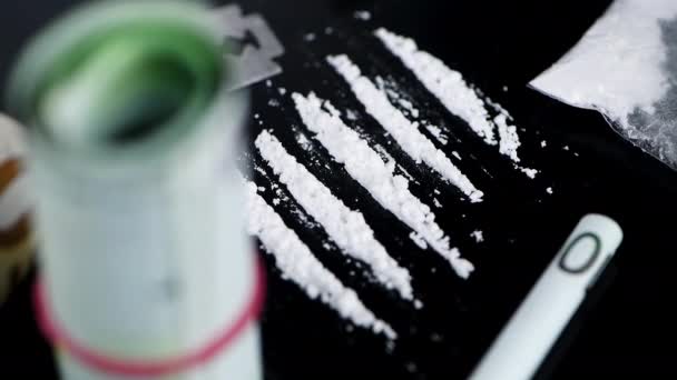 Kokain Auf Einem Dunklen Teller Nahtlos Lösbar — Stockvideo