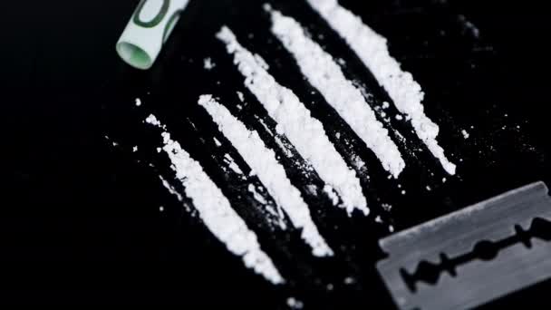 Περιστρεφόμενη Κοκαΐνη Ένα Σκούρο Πιάτο Αδιάλειπτη Loopable — Αρχείο Βίντεο