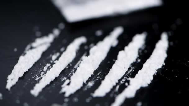 Porción Cocaína Giratoria Una Placa Oscura Bucle Sin Costuras — Vídeos de Stock