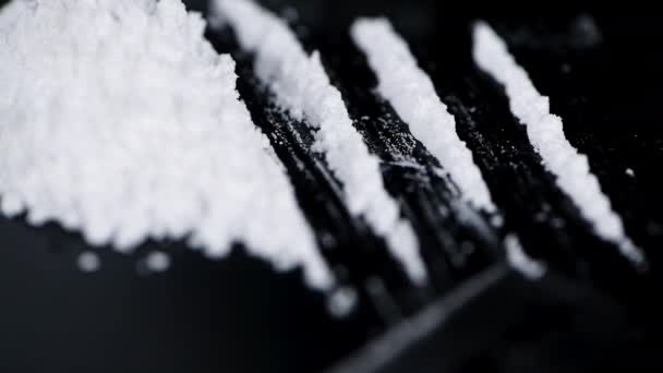 Dunkler Teller Mit Kokain Rotierend Als Nahtlos Lückenloses Filmmaterial — Stockvideo