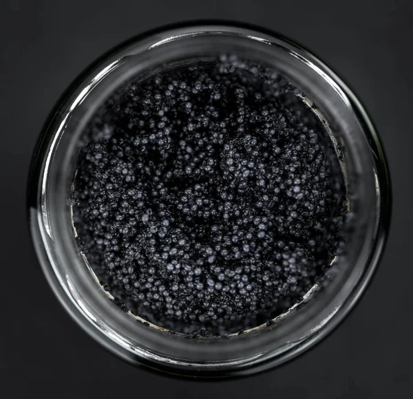 新鮮なブラックキャビアの一部 選択的フォーカス クローズアップショット — ストック写真