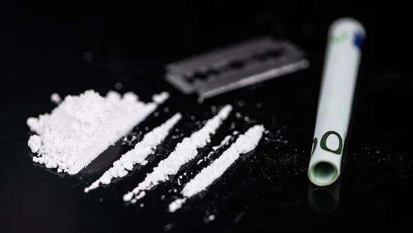 Cocaïne Een Donkere Plaat Als Gedetailleerd Close Shot — Stockfoto