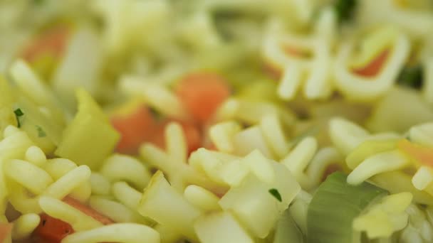 Алфавитный Суп Овощами Вращающейся Пластине Бесшовная Петля — стоковое видео