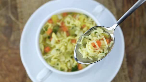 回転板に野菜とアルファベットのスープ シームレスループ可能 — ストック動画