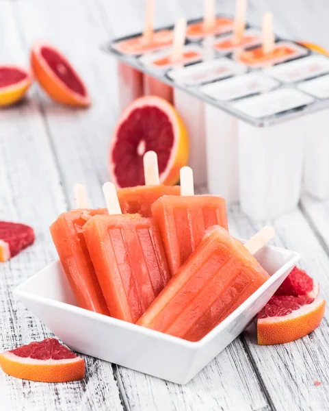 Gammalt Träbord Med Nylagad Grapefruit Glass Selektivt Fokus Närbild — Stockfoto