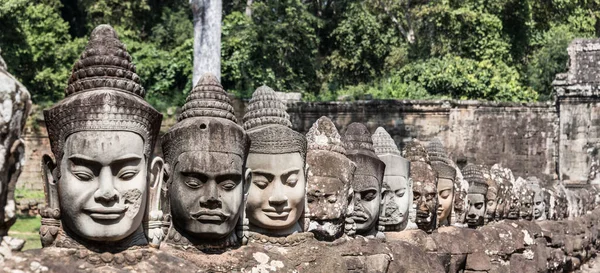 Heads Demons Entrance Southern Gate Angkor Thom Cambodia — Stock Photo, Image