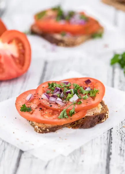 新鮮なトマトのサンドイッチの一部 選択的フォーカス クローズアップ撮影 — ストック写真