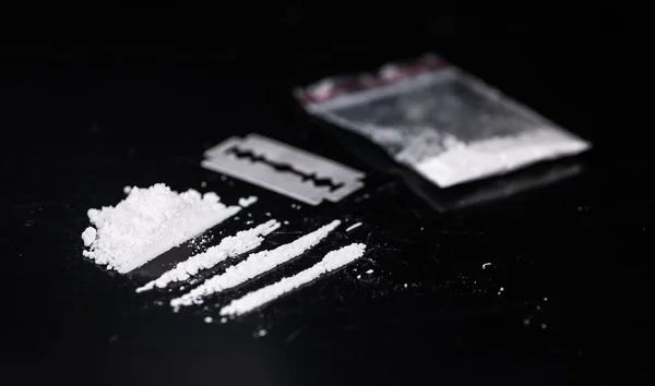 Plato Oscuro Con Una Porción Cocaína Como Primer Plano — Foto de Stock