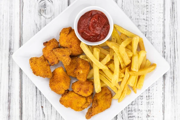 Vintage Houten Tafel Met Vers Gemaakte Chicken Nuggets Close Shot — Stockfoto