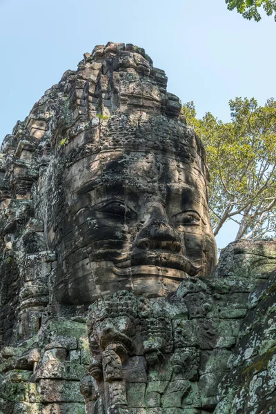 Une Statue Ancienne Sommet Une Porte Ankor Thom Cambodge — Photo