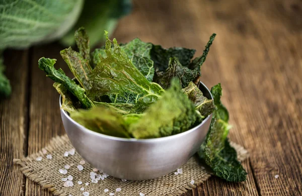 Healthy Savoy Chips Una Mesa Madera Como Plano Detallado Enfoque — Foto de Stock