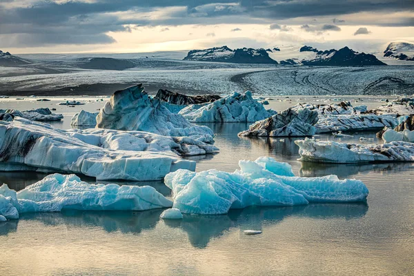 日落时冰岛东部的Jokulsarlon冰川湖 — 图库照片