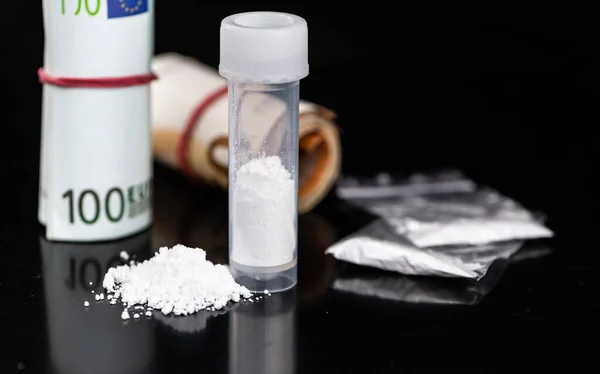 Portie Cocaïne Een Donkere Plaat Als Gedetailleerd Close Shot — Stockfoto