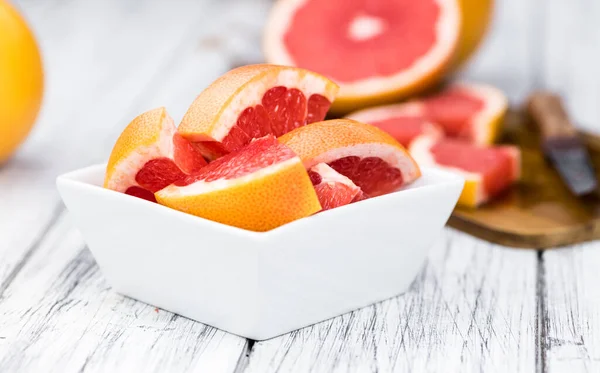 Gedeelte Van Gesneden Grapefruits Een Oude Houten Tafel Selectieve Aandacht — Stockfoto