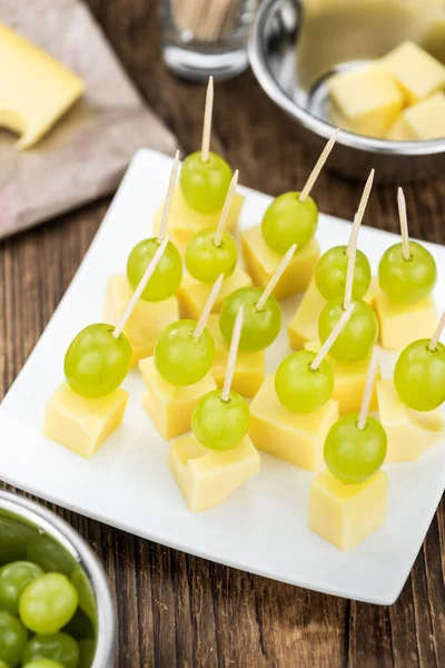 Vintage Wooden Table Cheese Blocks Grapes Detailed Close Shot Partyfood — Stock Photo, Image