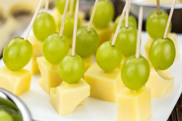 Vintage Holztisch Mit Käseblöcken Und Trauben Als Detailaufnahme Partyfood — Stockfoto